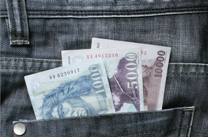 Készpénz kilóg egy nadrág zsebéből