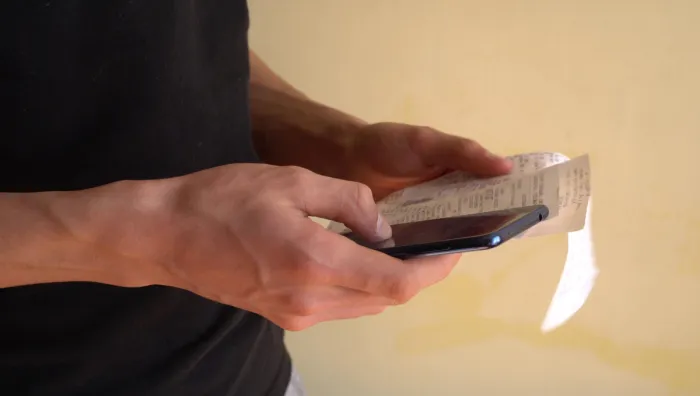 Férfi a költéseit keresi a mobilbankban
