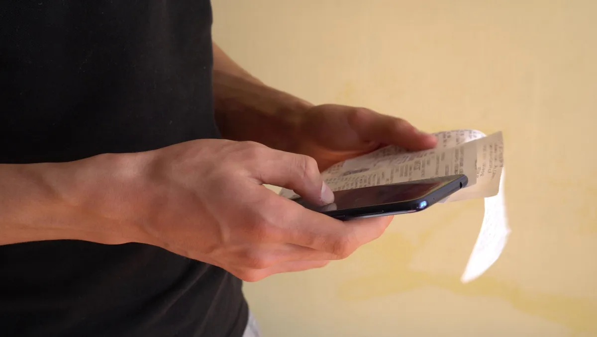 Férfi a költéseit keresi a mobilbankban