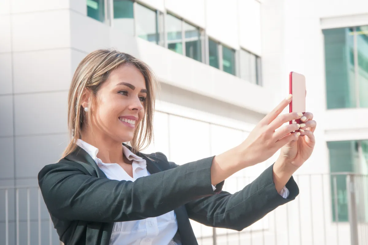 otp szelfis számlanyitás illusztráció freepik