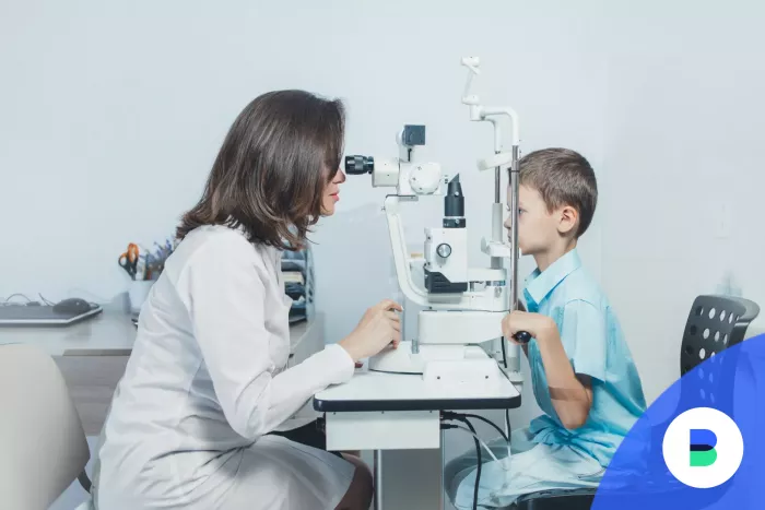 Akciós szemüveghez orvos szemvizsgálatot csinál kisfiúnak