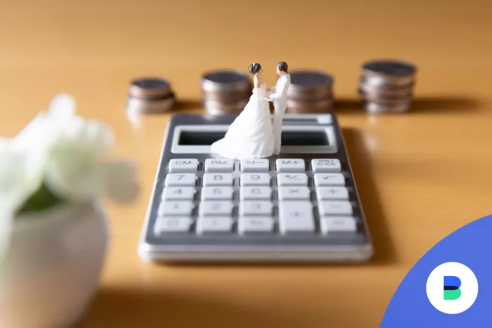 Esküvői pár akik kiszámolják, hogy mennyi adóvisszatérítést jelent az első házasok kedvezménye