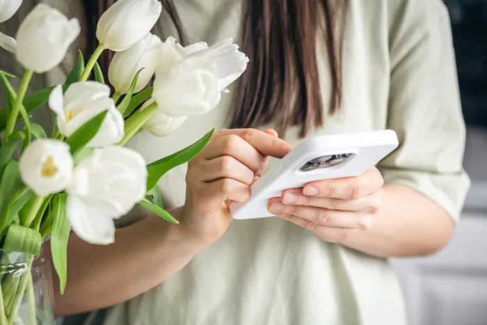 mobilon ügyet intéző lány