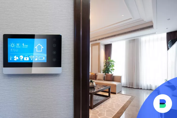Falon van egy termosztát ami szabályozza a lakás hőmérsékletét
