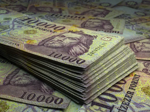 Nagy összegű személyi kölcsön - feltételek és igénylés 2026-ban egy köteg tízezer forintos bankjegyek több tízezres szétszórva