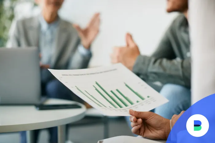 tőzsdei chart-okat néz egy befektető