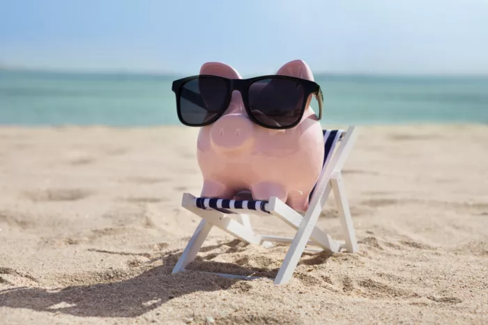 A tengerparton napszemüvegben pihenve is egy jó utasbiztosítás szükséges