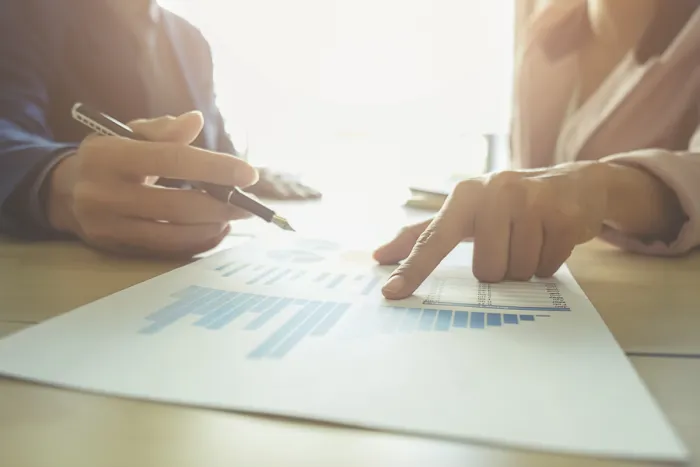 Üzletemberek diagramokat elemeznek