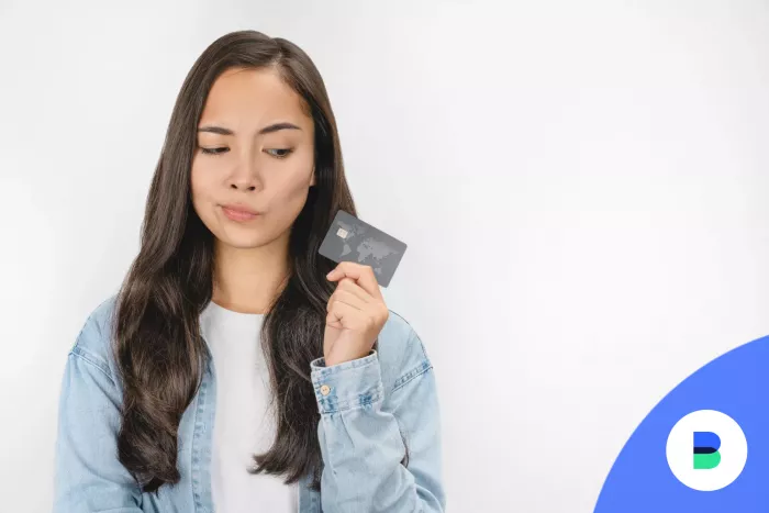 Lány egy virtuális bankkártyát tart a kezében